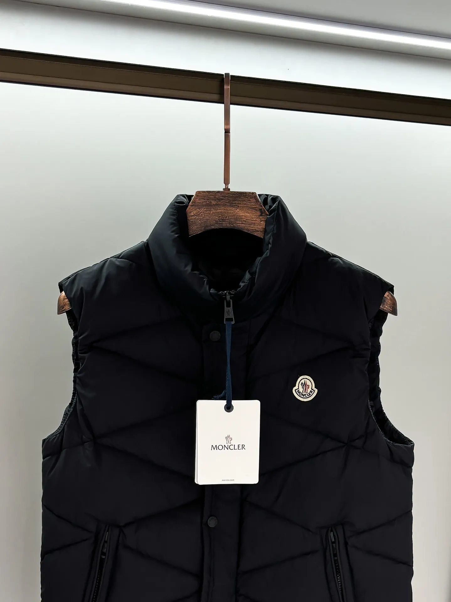 2026 🆕Mon*ler Classic . . , . . Rebound . DIST 90% . , 。 Classic ， 。 ， Breathable 。 Same Style :Black 24029Size : 1-4 1 ： 42cm- 112cm- 61cm 2 ： 44cm- 116cm- 63cm 3 ： 46cm- 120cm- 65cm 4 : 48cm- 124cm- 67cm